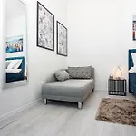 Spacious Center 아파트