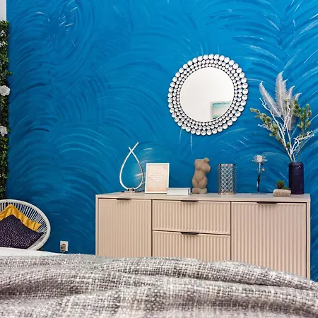 Spacious Center Split